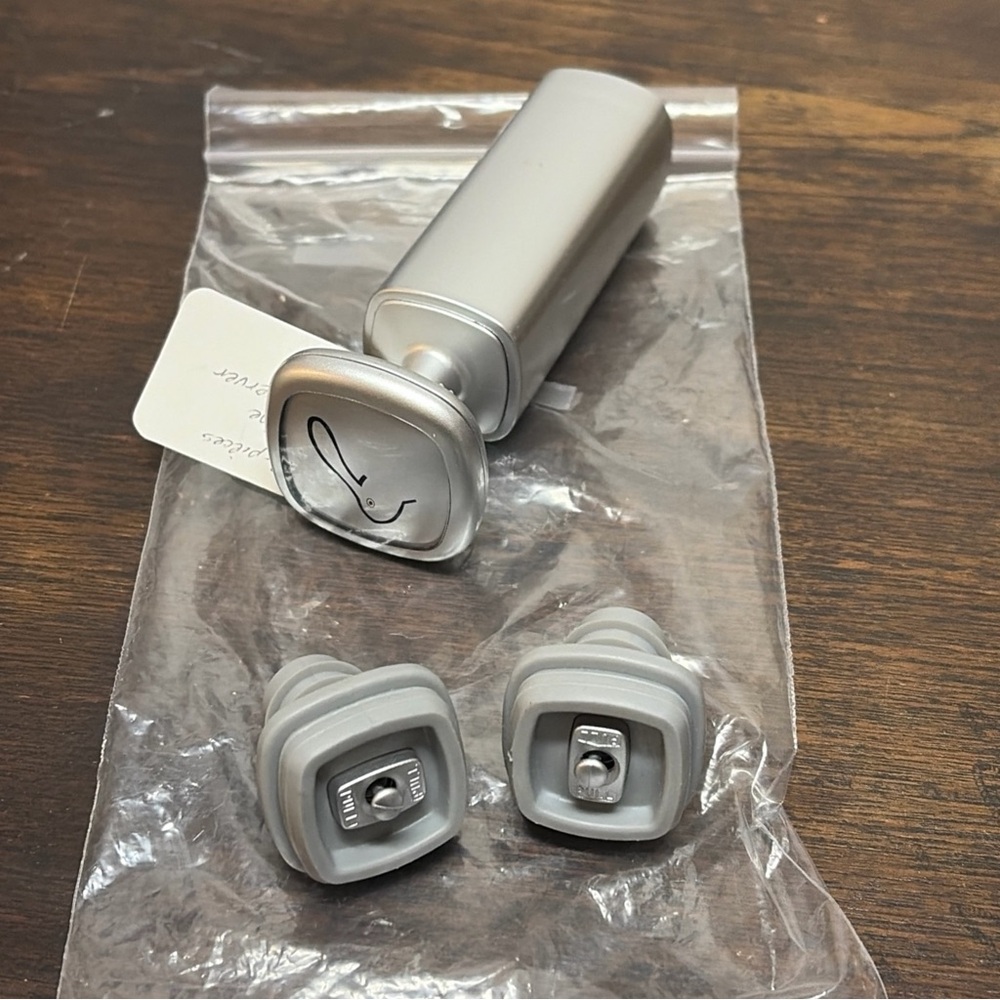 Metrokane W5405 Wine Preserver with Two Vacuum Stoppers, Standard, Silver